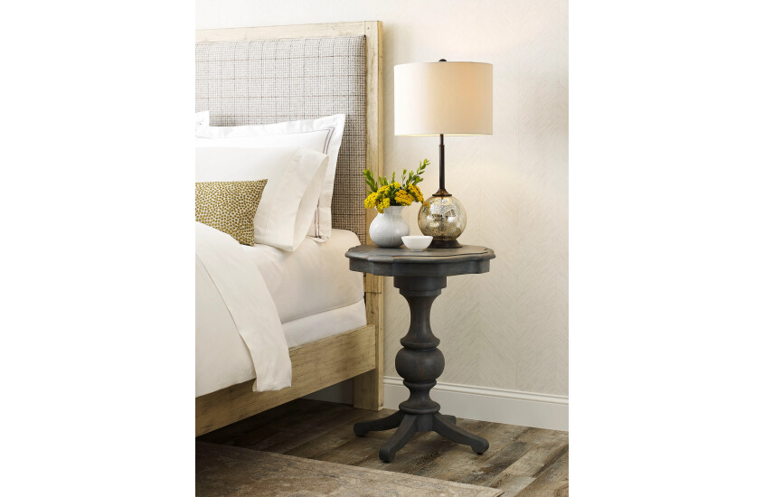HAISLEY ACCENT TABLE Room